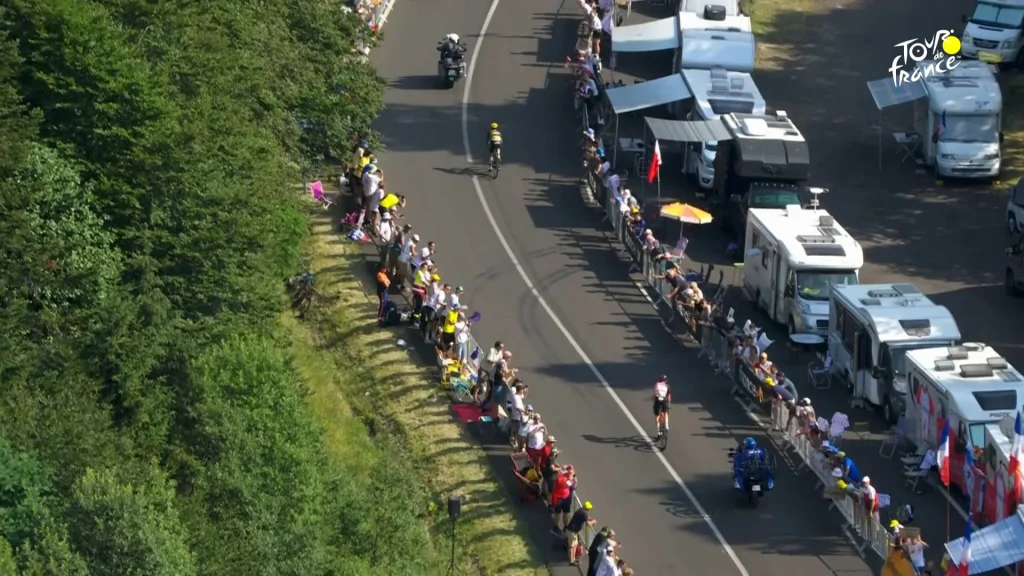The “Missed Move” Syndrome: Who Blinked When It Mattered on Stage 10? 2 Stage-10-Tour de France 2025 Distance between Yates and Healy