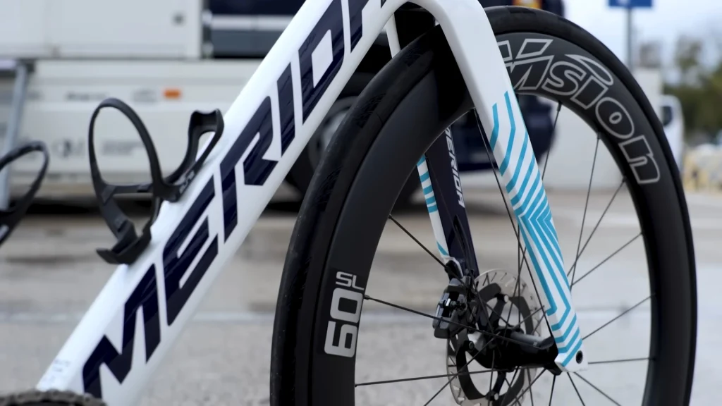 Team Bahrain - Victorious Tour de France 2025: Squad, Strategy & Predictions 5 Team-Bahrain-Victorious-Merida-Reacto-Bike-2025-Groupset