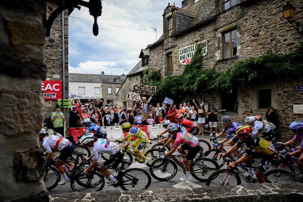 🔥 BREAKING: Wiebes Outguns Vos in Frantic Sprint After Crash Chaos — Stage 3, Tour de France Femmes 2025 1 tdf avec zwift femmes stage 3 chaos